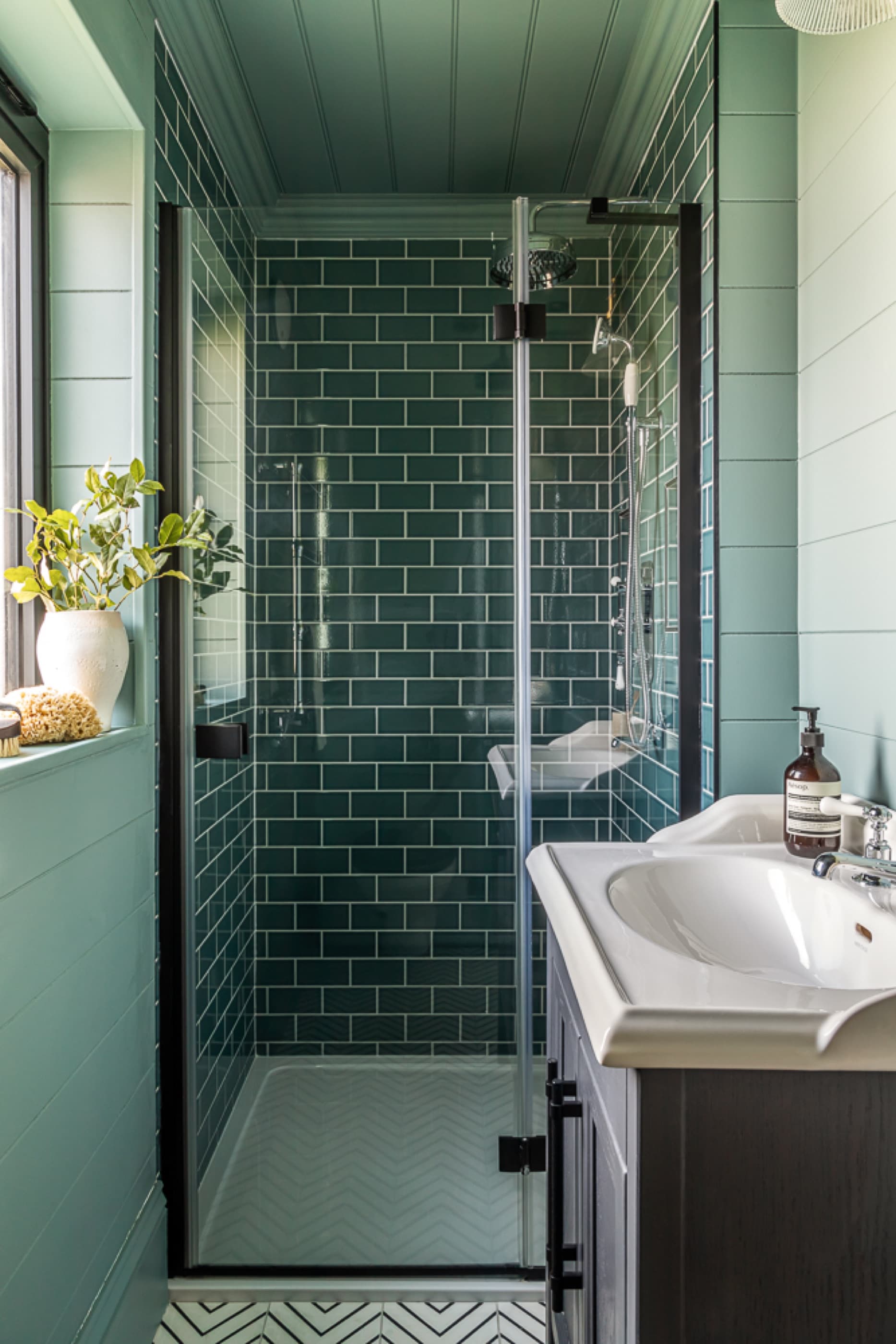 Cornish Lodge — shower room