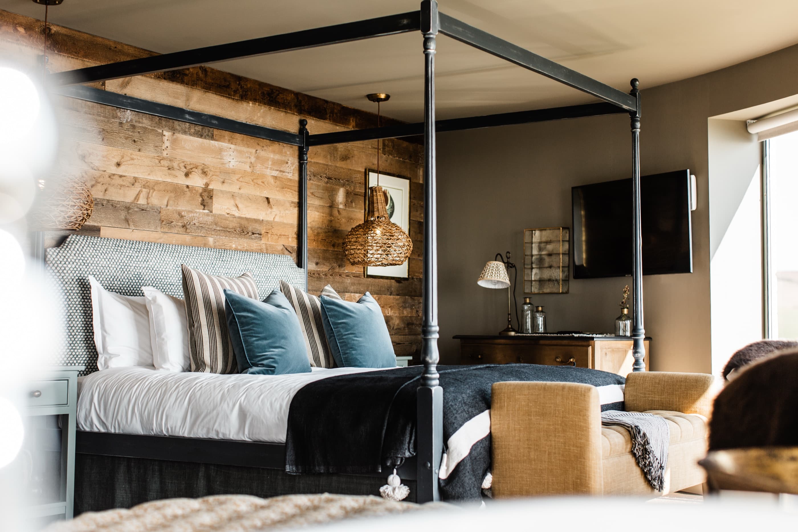 Gara Rock Hotel — four-poster room
